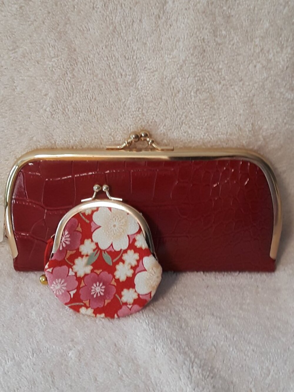2Pc set: Red Glossy Faux Croc Wallet Kiss-Lock + Red/Pink Coordinated Coin Purse